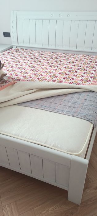 Продам кровать с тумбой и матрасом