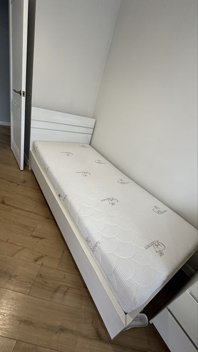 Продам кровать с матрасом