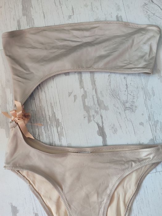 Цял   бански   страхотен е .