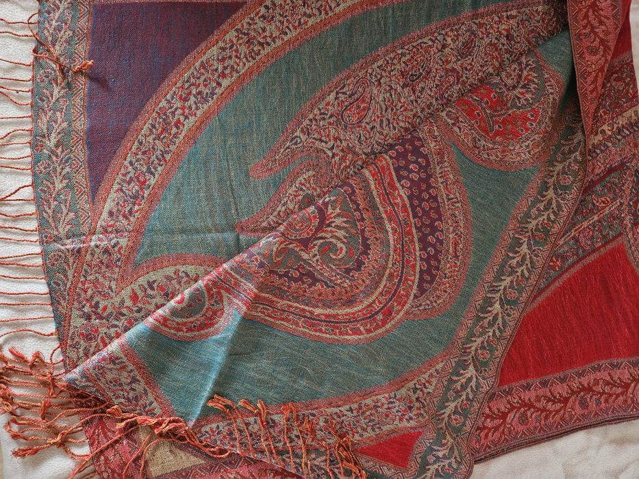 Голям, ефектен шал