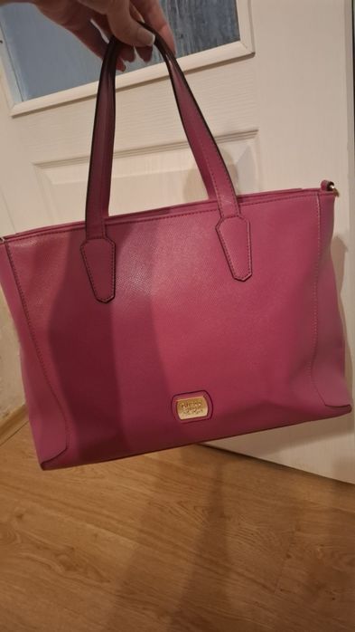 Дамска чанта на GUESS