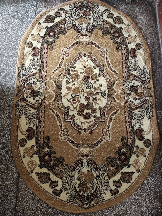 Vând covor oval culoare maro cu crem