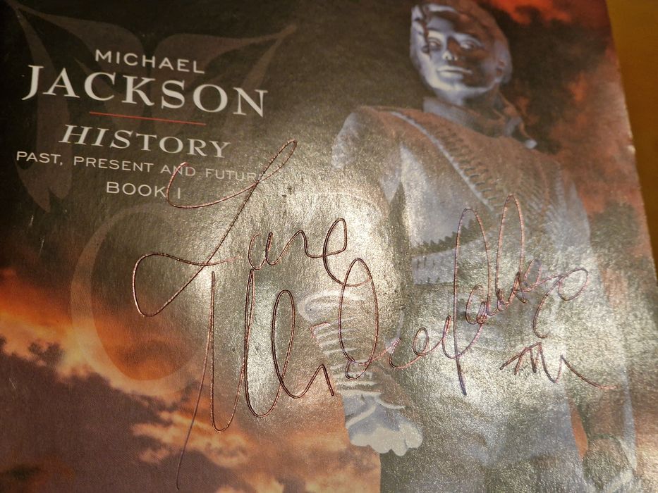 Set 2 CD-uri album Michael Jackson cu autograf original M.J.