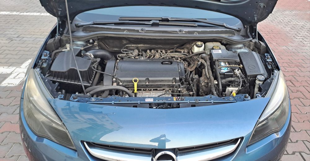 Vând Opel Astra j Enjoy Sedan.