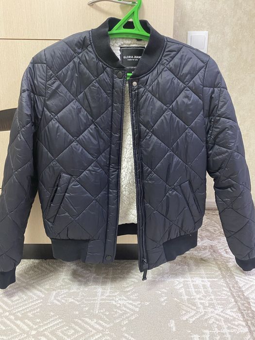 Продам куртку- бомбер размер xs