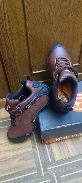 Продам кожаные кроссовки.