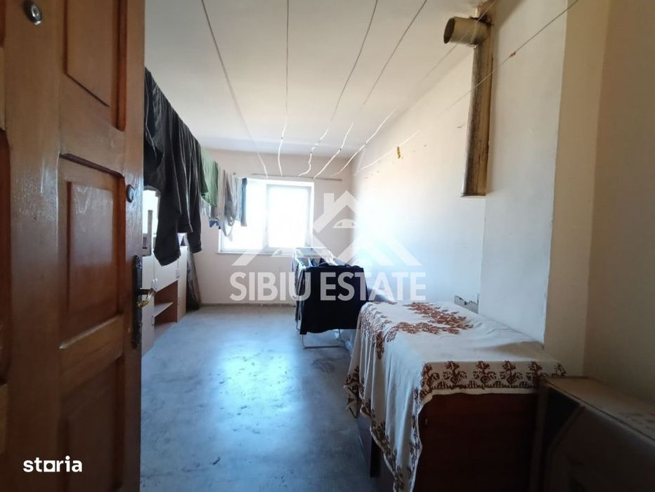Apartament de vanzare cu 3 camere, decomandat - Valea Aurie
