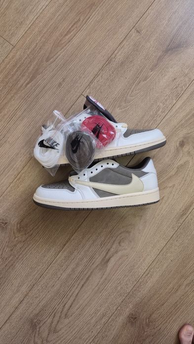 Jordan
x Travis Scott Air Jordan 1 Low OG "Reverse Mocha" sneakers