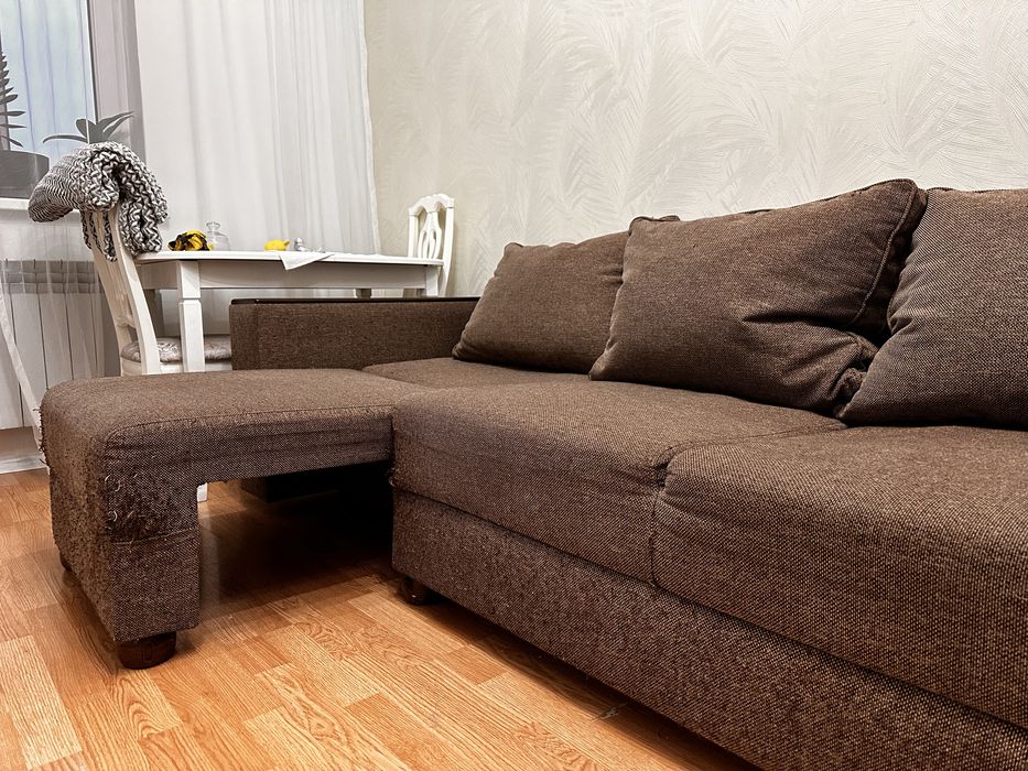 Продам угловой диван с местом для хранения