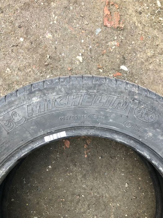 De Vanzare 2 seturi  de cauciucuri  1set este cu Jante