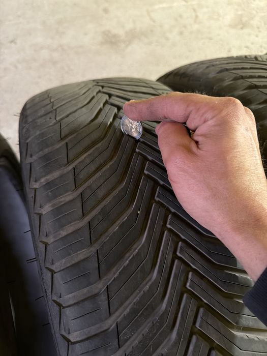 Продавам 4 броя всесезонни гуми 215/45/20 Michelin Crossclimate 2