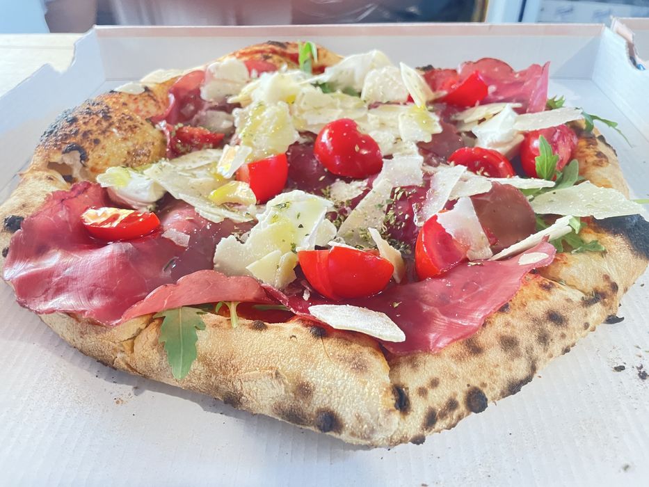 OPORTUNITATE DE INVESTIȚIE: Pizzerie Premium la Cheie în Târgoviște – Afacere Consolidată și Profitabilă (10 ani vechime