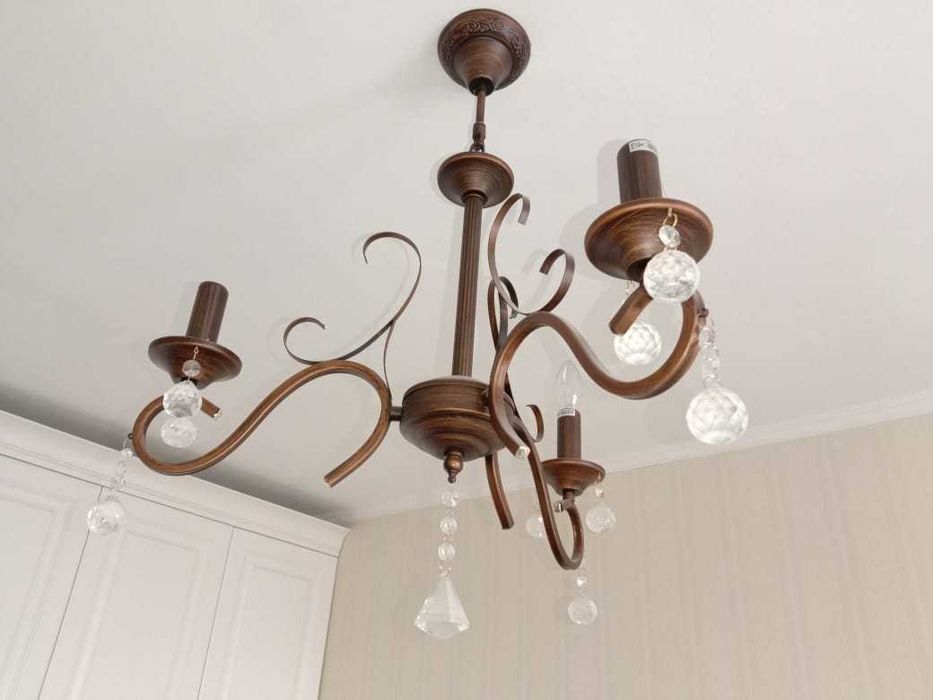 Продам люстру в отличном состоянии