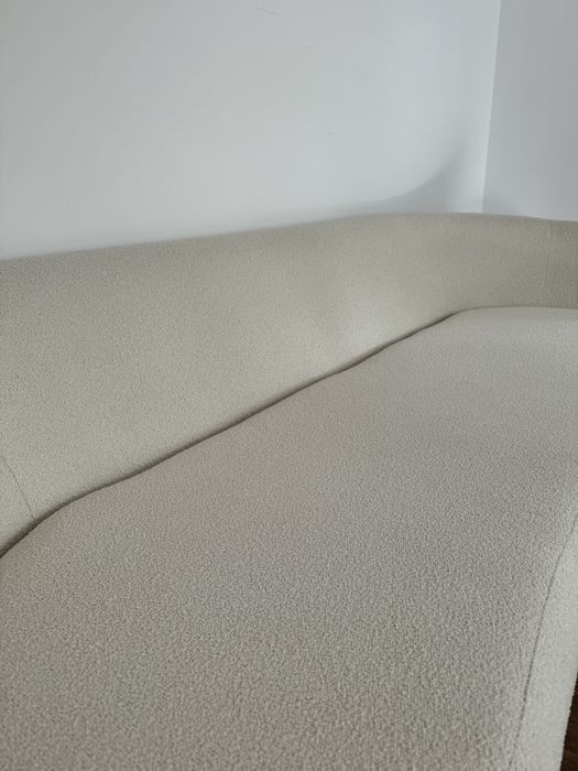 Canapea modernă bouclé alb, design curbat, stare foarte bună, 2 perne incluse