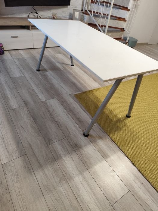 Masă birou Ikea .