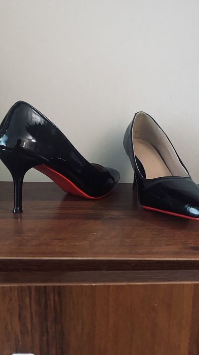 Продам женские туфли