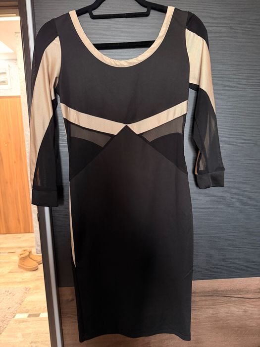 Рокля с гол гръб в черно и златно