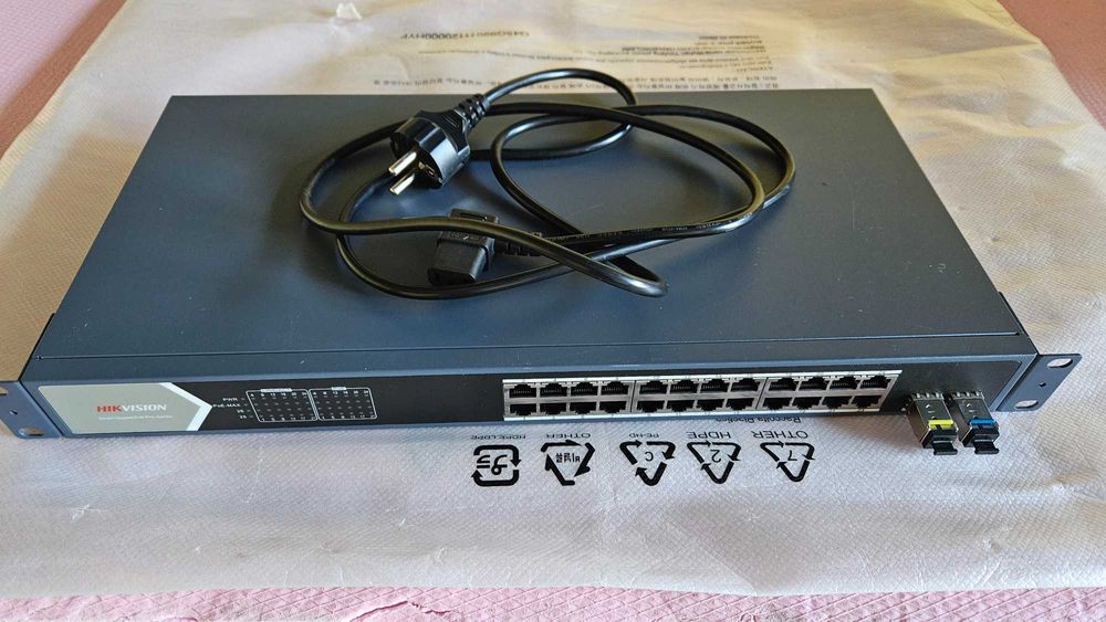 Switch POE Hikvision 24 porturi Hikvision DS-3E1526P-SI cu management