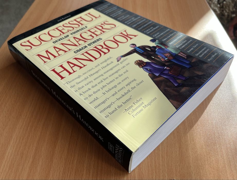 Successfull Managers Handbook - develop yourself, coach others