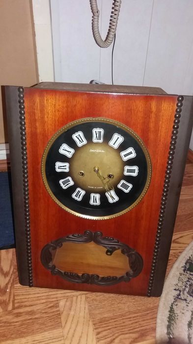 Продам     на  стенные   часы  с   боем   завод   на  неделю