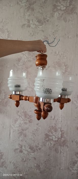 Отдам люстру деревянную