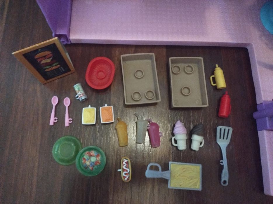 Set Barbie Rulota cu mancare