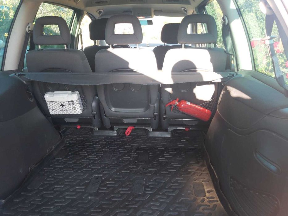 Autoturism ideal pentru drumuri lungi sau activități comerciale.