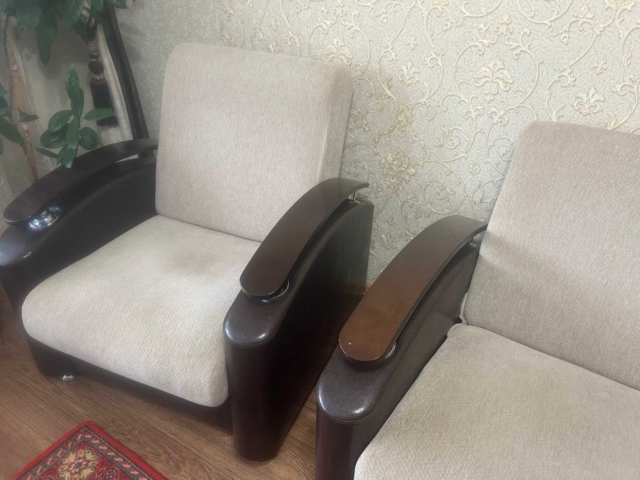 Диван и одно кресло