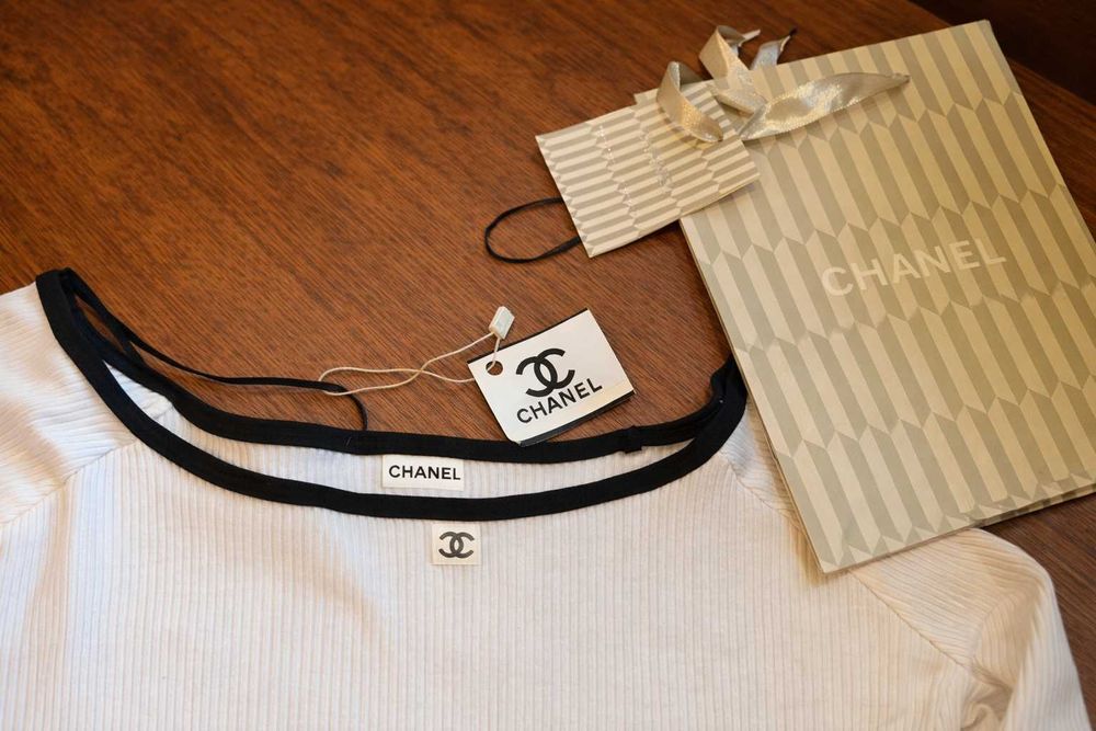 бяла блуза с дълъг ръкав шанел с черно chanel вталена с деколте лодка