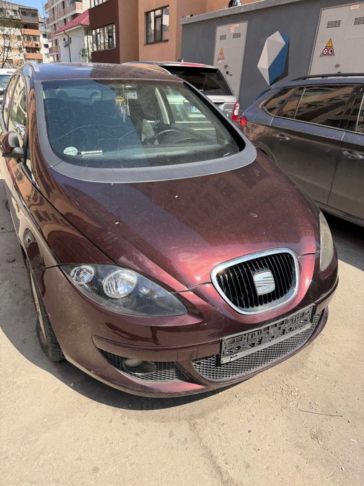 Seat Altea XL , functionala , culoare visiniu speciala