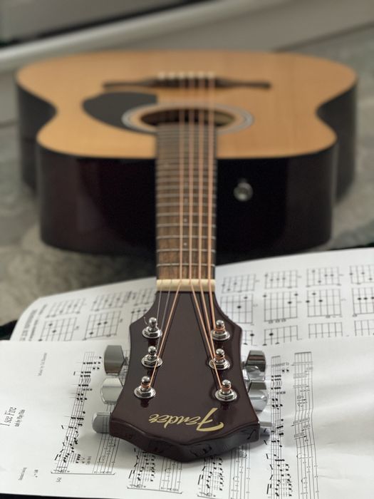 Акустическая Гитара Fender с набором аксессуаров.