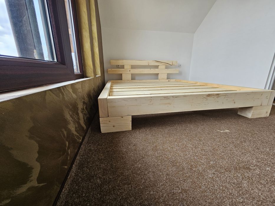Producător pat lemn masiv