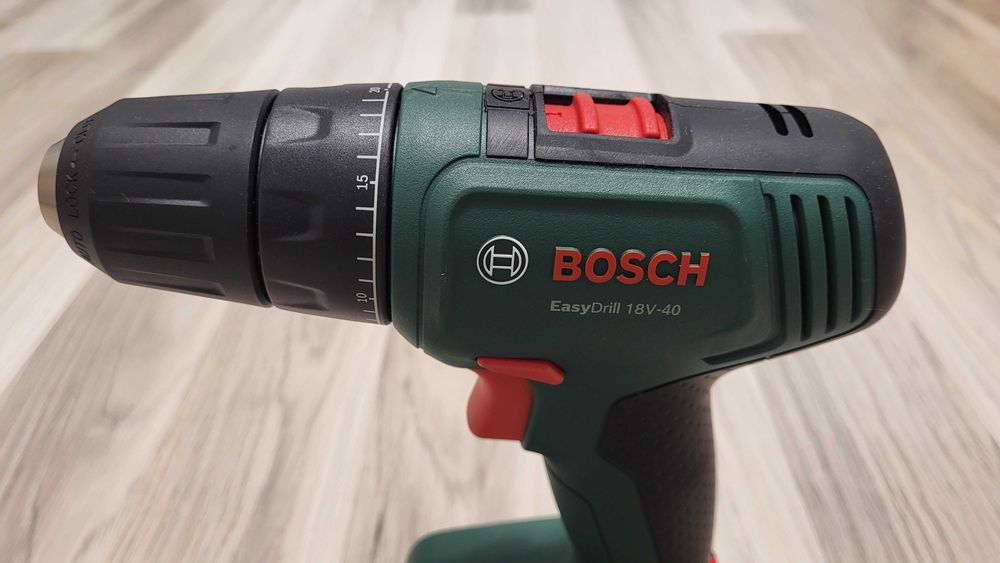 Vand bormasina Bosch noua nefolosita cu acumulator si incarcator