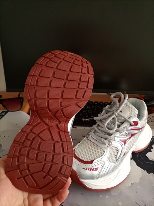 Кроссовки продам