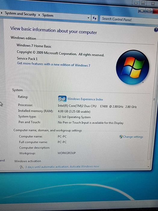 Компютър, монитор, жична клавиатура и безжична мишка