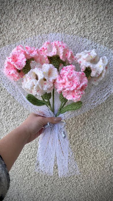 Buchet flori croșetate - garoafe roz si albe