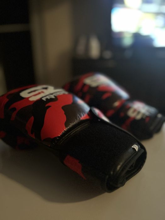 Чисто нови каска и ръкавици за кикбокс – 12oz