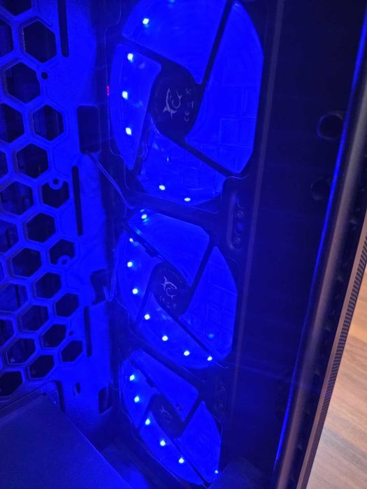 Setup Complet Gaming: PC Ryzen 7 2700X, GTX 1070 8GB + 2 Monitoare