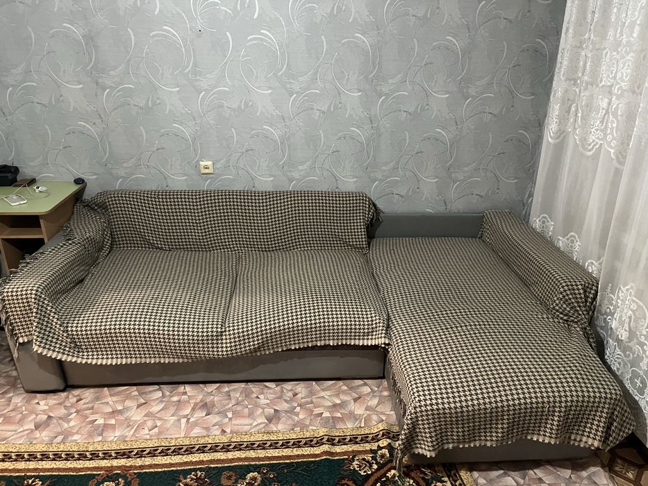 Диван угловой, дивантек и две подушки