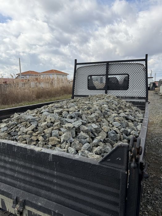 Nisip / piatră concasată/sorturi / pamant umutură sau nisipos