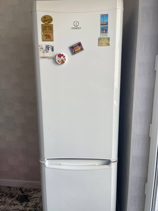 Продается холодильник Indesit.