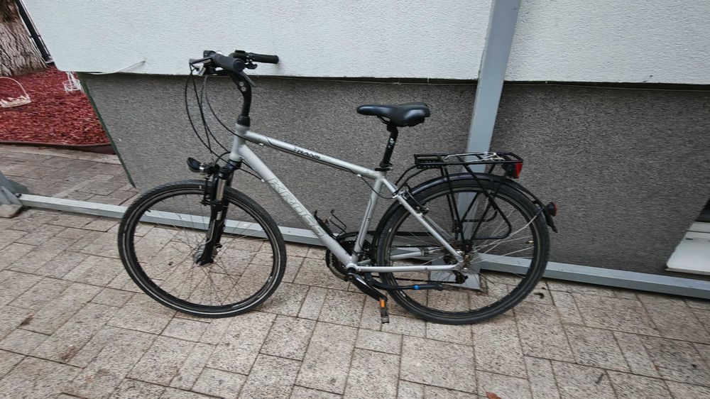 Două biciclete în stare bună, una electrică