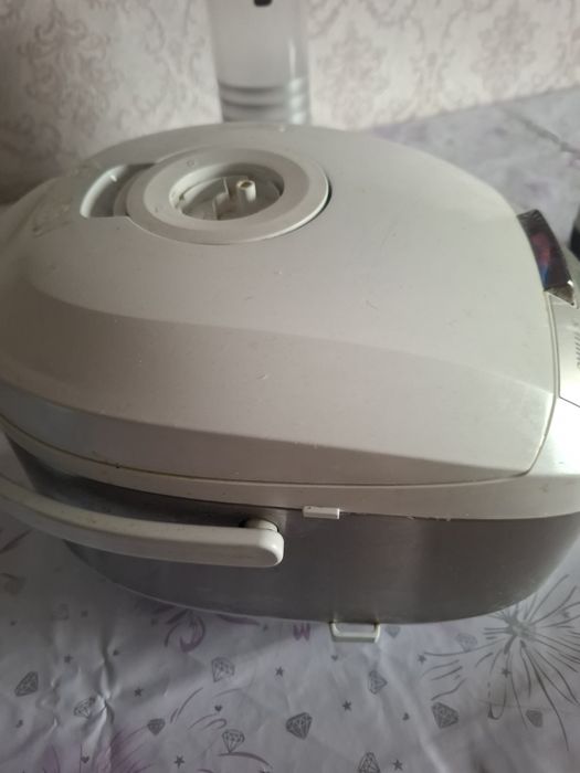 Мультиварка . Бу. Продаётся. Цена 5500.