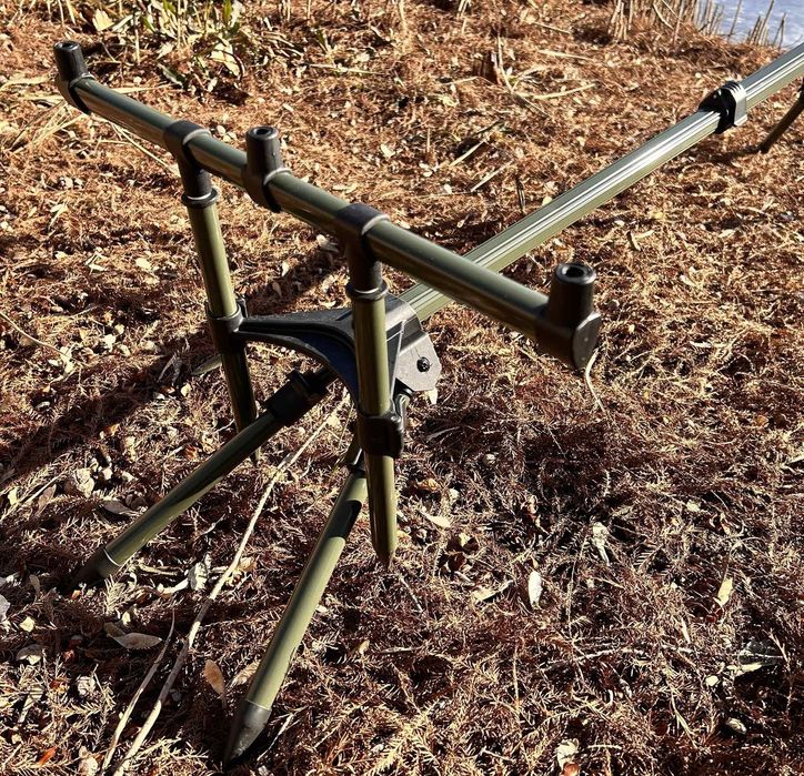 „Нова стойка за 3 въдици Carp Pro Rod Pod 6105 – шарански риболов“