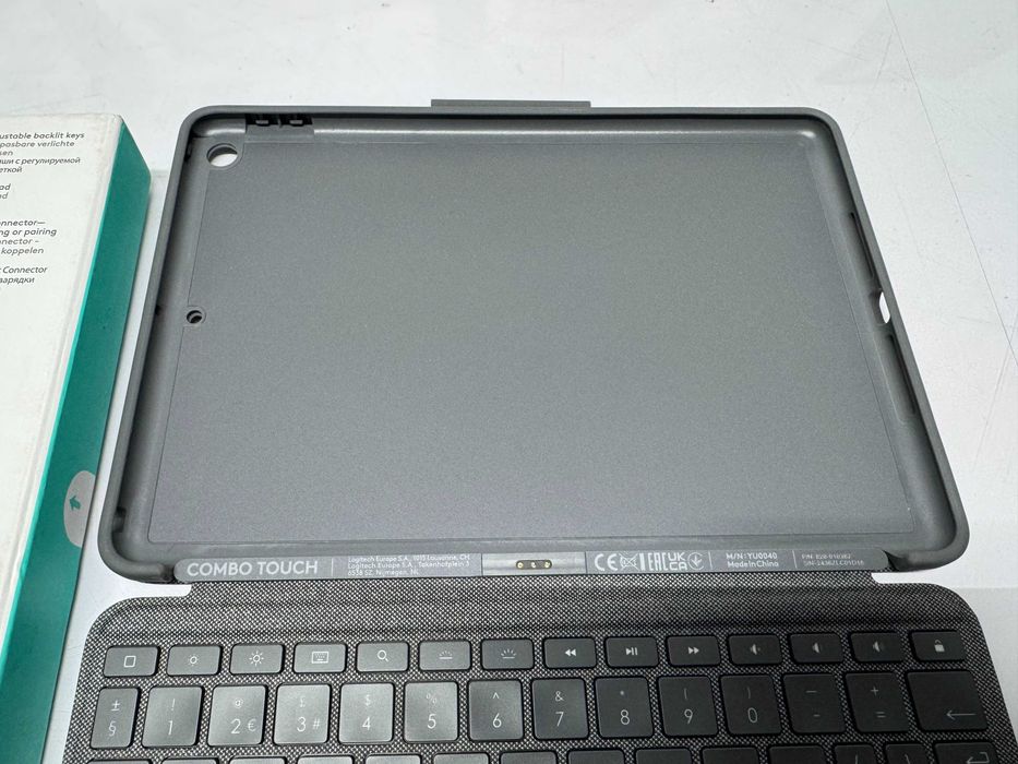 Kлавиатура - Logitech Combo Touch iPad 7 , iPad 8 , iPad 9
