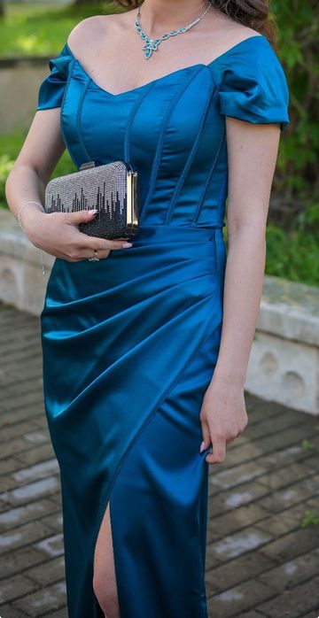 Елегантна официална рокля в нежен лилав цвят. Обличана само веднъж, в отлично състояние. Подходяща за бал, сватба или специален повод.