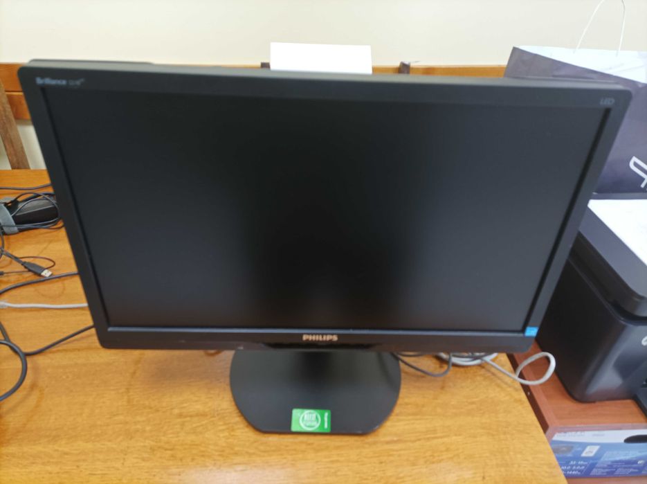 Монитори:  DELL U2212HM и Philips 221B