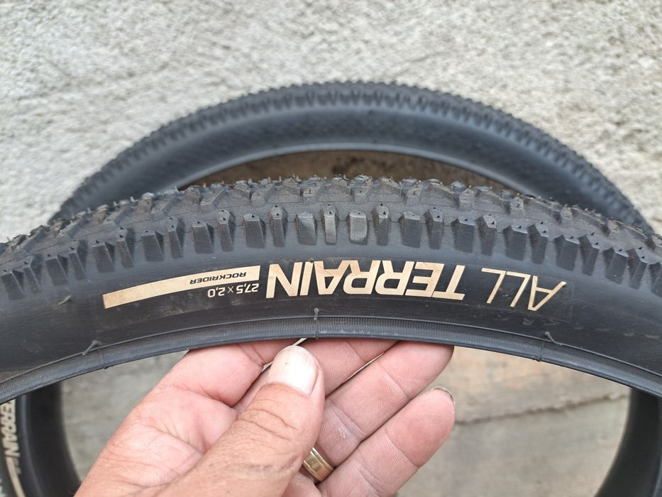 Doua anvelope de bicicleta noi noute nu au atins asfaltul deloc