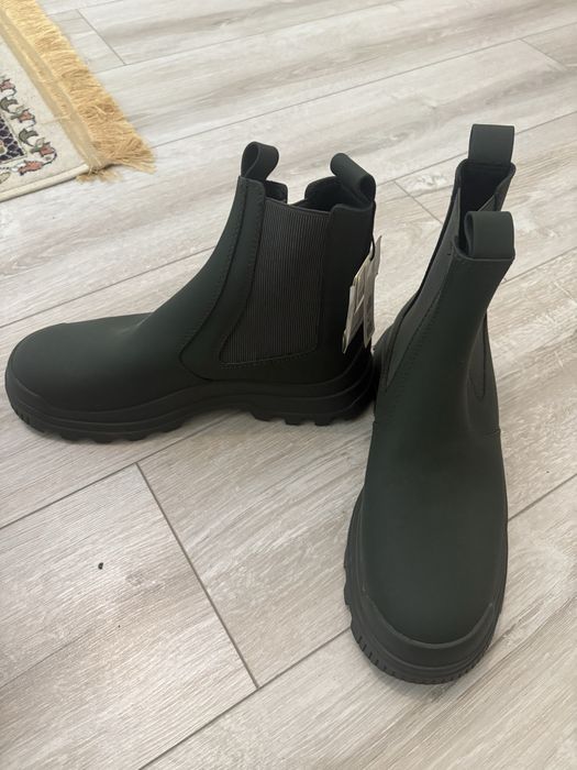 ботинки челси на массивной подошве.