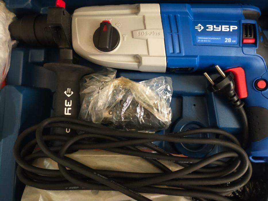 Перфоратор с двумя сменными насадками.